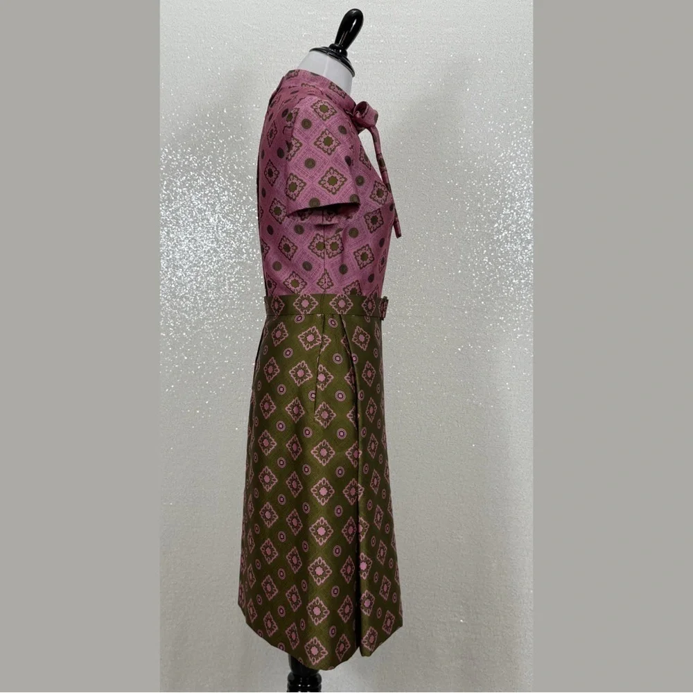 Vintage 1970s Alper Schwartz Pink & Olive Geometric Tie-Neck Dress Mod Retro Mid